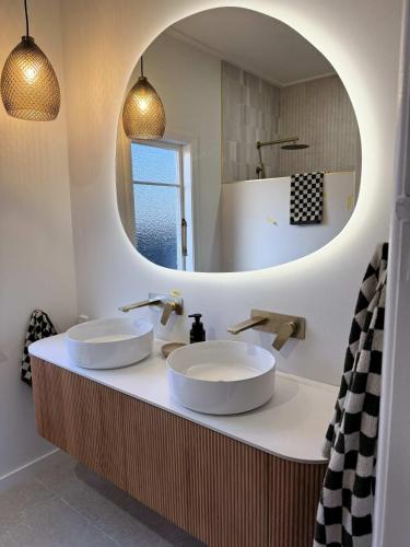 Vannituba majutusasutuses Elegant 1BR Retreat in the Heart of Cambridge