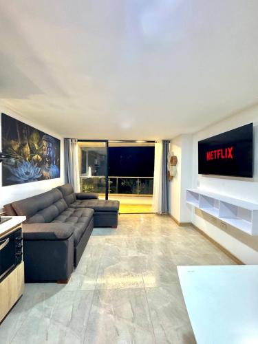 Μια τηλεόραση ή/και κέντρο ψυχαγωγίας στο Luxury apartment with an excellent location