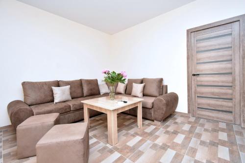 ein Wohnzimmer mit Sofa und Tisch in der Unterkunft Transit HoteL in Geghanist