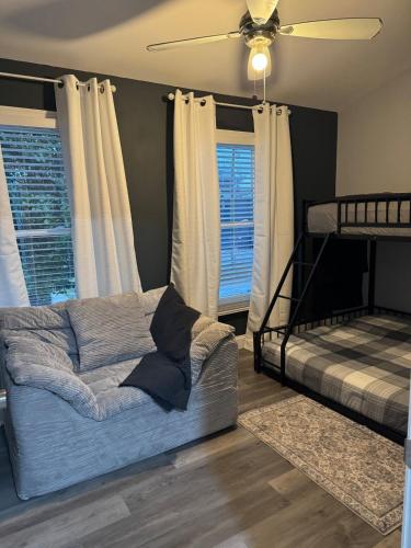 Et opholdsområde på Gozy Downtown House Walk to Stadiums