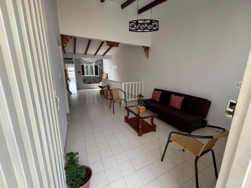 a living room with a couch and a table at Casa grande en el centro de Roldanillo in Roldanillo