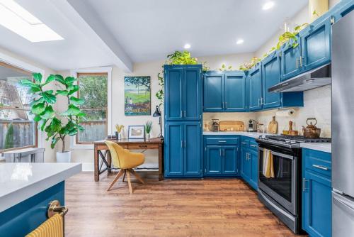 Una cocina o cocineta en 1884 Elegant Home Fire Pit, Tesla Tech, Near DT