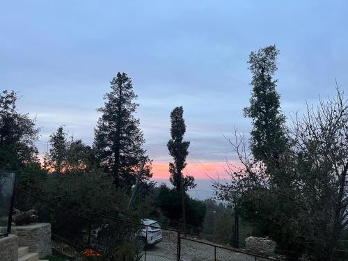 Foto sihtkohas Mukteswar asuva majutusasutuse Mukteshwar I Cujos Krest l Floor Heated Luxury Cottage galeriist