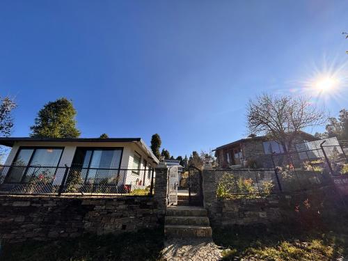 Foto sihtkohas Mukteswar asuva majutusasutuse Mukteshwar I Cujos Krest l Floor Heated Luxury Cottage galeriist