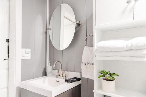 Koupelna v ubytování Hot Tub/Snowmobile Trails/The Hemlock