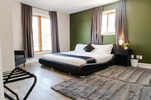 Postel nebo postele na pokoji v ubytování Hot Tub/Snowmobile Trails/The Hemlock