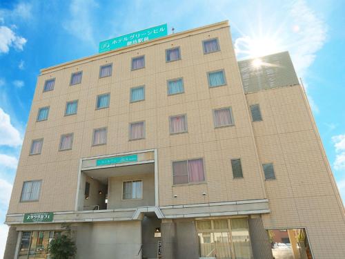 ein Gebäude mit einem Straßenschild darüber in der Unterkunft ホテルグリーンヒル御坊駅前 in Gobō