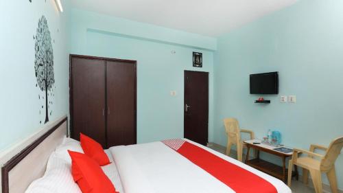 Postel nebo postele na pokoji v ubytování Jayalakshmi residency