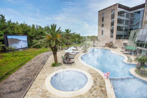 una gran piscina frente a un edificio en Phoenix Island, en Seogwipo