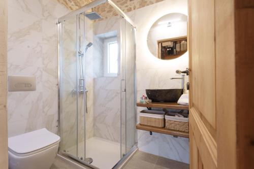 Koupelna v ubytování Lithari Suites