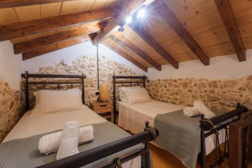 Postel nebo postele na pokoji v ubytování Lithari Suites