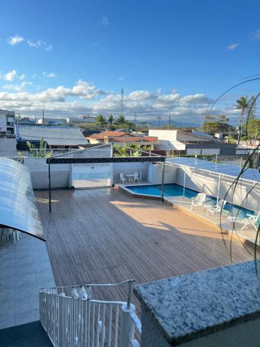 eine Dachterrasse mit einem Pool auf einem Gebäude in der Unterkunft Pousada Spa Peruíbe in Peruíbe