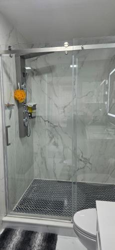 Et badeværelse på Gozy Downtown House Walk to Stadiums