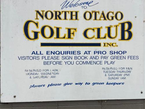 ein Schild für den nördlichen Olympic Golf Club in der Unterkunft Seascape on Maude in Oamaru