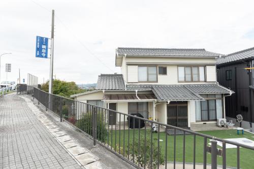 a house with a fence in front of it at 蔵の宿別館 in Kamogawa