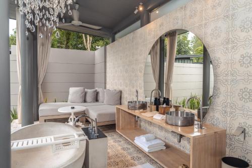 Un lugar para sentarse en SALA Phuket Mai Khao Beach Resort