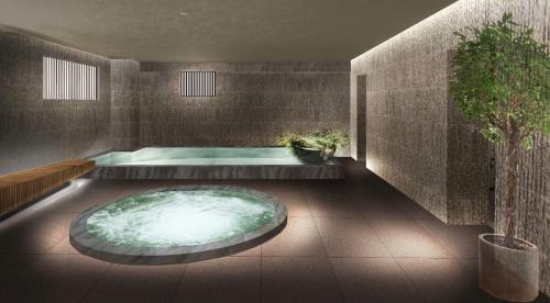 d'une salle de bains avec bain à remous dans la chambre dans l'établissement South Gate Hotel Okinawa, à Naha