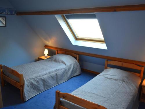a attic bedroom with two beds and a window at Maison de campagne avec 6 chambres, jardin clos, cheminée, proche de la mer, animaux acceptés - FR-1-376-3 in Wierre-Effroy