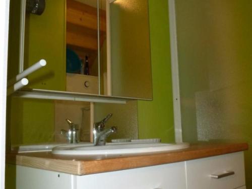 ein Badezimmer mit Waschbecken und Spiegel in der Unterkunft Charmante maison rénovée avec terrasse, jardin clos, WIFI et équipements bébé à Fiefs - FR-1-376-1 in Fiefs