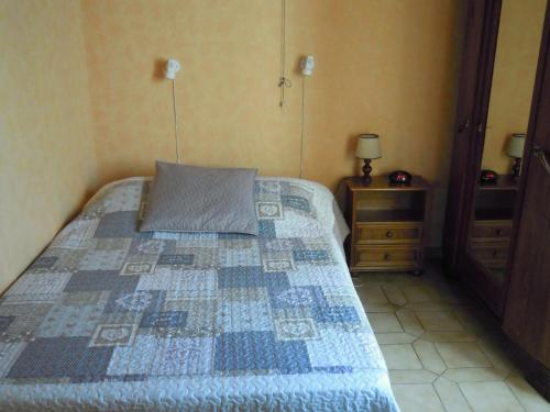 - une chambre avec un lit doté d'une couette bleue dans l'établissement Charmante Maison à Recques-sur-Hem, 2 pers, Animaux Acceptés, Jardin, Proche Calais et St Omer - FR-1-376-58, à Recques-sur-Hem