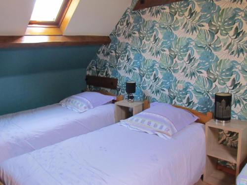 deux lits jumeaux dans une chambre avec un mur dans l'établissement Maison de campagne proche Le Touquet : 7 chambres, jardin clos, jeux d’enfants, animaux acceptés - FR-1-376-94, à Hubersent