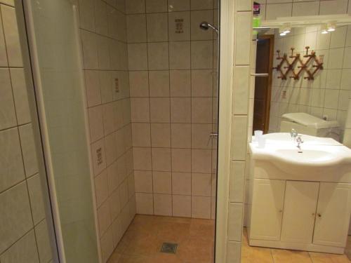 une salle de bain avec lavabo et douche dans l'établissement Maison de campagne proche Le Touquet : 7 chambres, jardin clos, jeux d’enfants, animaux acceptés - FR-1-376-94, à Hubersent