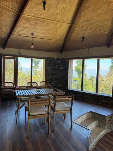 Istumisnurk majutusasutuses Mukteshwar I Cujos Krest I Backpackers Room