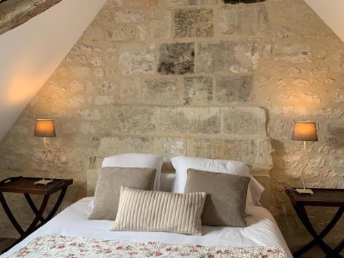 a bedroom with a large bed with two night stands at Gîte de charme avec jardin au cœur des châteaux, WiFi, parking inclus - FR-1-381-543 in Benais