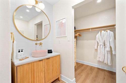 Koupelna v ubytování Luxury Villa, 25 Blocks From The Beach, Hot Tub