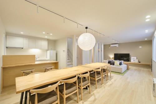 a large dining room with a long table and chairs at 星宿 Asahikawa Miyashita in Asahikawa