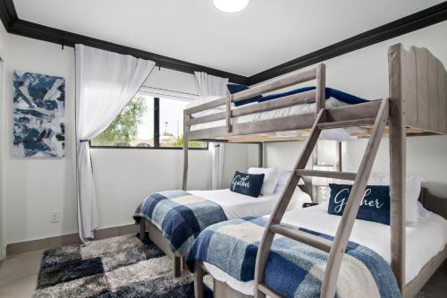 Postel nebo postele na pokoji v ubytování Modern Roose-Private Pool-In Old Town Scottsdale