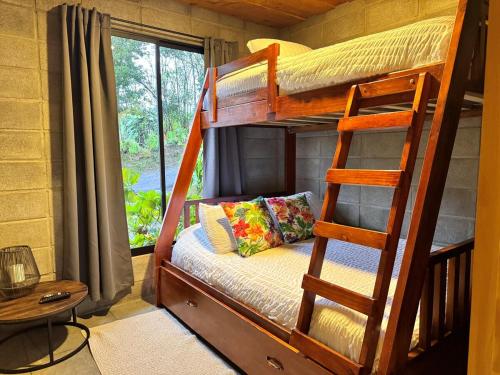 Postel nebo postele na pokoji v ubytování Cabaña Moderna de Montaña en Zarcero con Vistas y Bosque Neblinoso