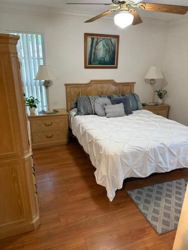 ein Schlafzimmer mit einem großen Bett und zwei Nachttischen in der Unterkunft Apartamento Coral springs in Coral Springs