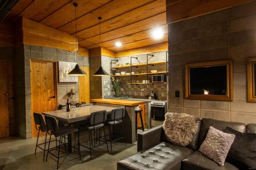 Kuchyň nebo kuchyňský kout v ubytování Cabaña Moderna de Montaña en Zarcero con Vistas y Bosque Neblinoso