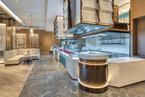 a large kitchen with aasteryasteryasteryasteryasteryasteryasteryasteryasteryasteryastery at Crowne Plaza Rugao in Nantong