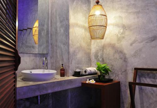une salle de bain avec un lavabo et un miroir dans l'établissement Bliss Resort Krabi, à Klong Muang Beach