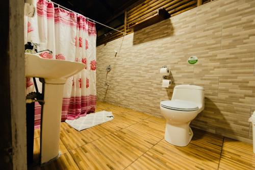 une salle de bains avec toilettes et lavabo dans l'établissement Hotel Pedacito de Cielo, à Boca Tapada