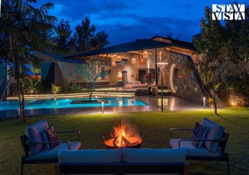 Πισίνα στο ή κοντά στο StayVista at Prana Zen House with Pool and BBQ