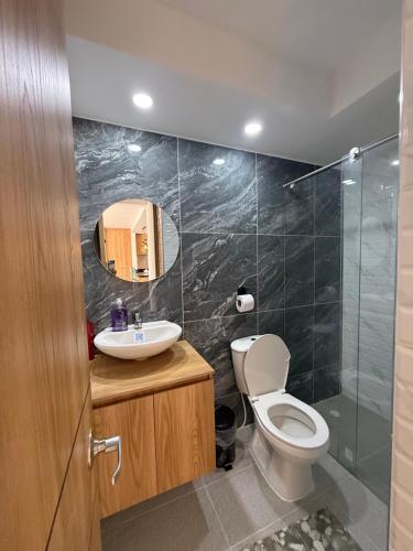 Vannituba majutusasutuses Apartamento con Piscina en Ricaurte