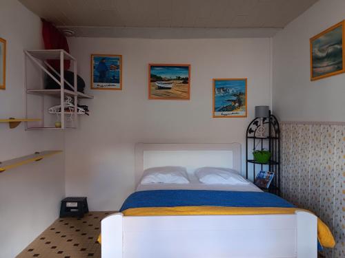 Maisonnette Individuelle Proche Centre Ville à La Faute-sur-Mer - FR-1-476-131 في لا فاوت سور مير: غرفة نوم بها سرير أبيض في الغرفة