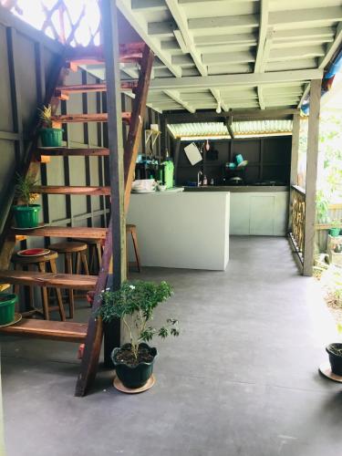 爱妮岛Bai Quaba的一间带楼梯的客厅和一间厨房