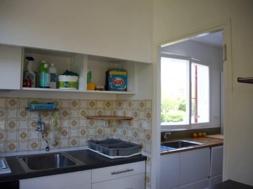 eine Küche mit Spüle und Fenster in der Unterkunft Maison 3* à Hendaye, proche plage et commerces, jardin privé, parfait pour familles et amis - FR-1-239-492 in Hendaye