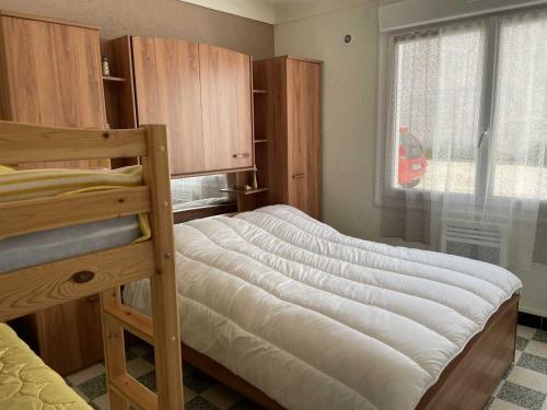 ein Schlafzimmer mit großem Bett und Fenster in der Unterkunft Maisonette plain-pied avec cour fermée, proche plage et commerces - FR-1-476-248 in La Faute-sur-Mer