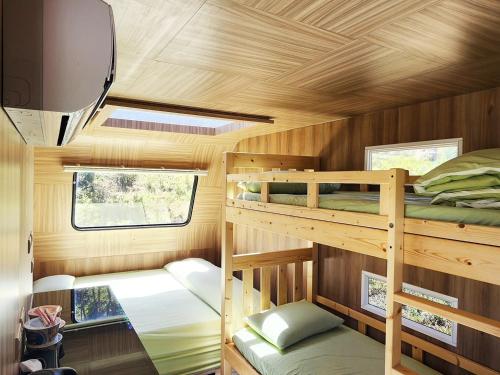 Ένα ή περισσότερα κρεβάτια σε δωμάτιο στο 亮山川景觀休閒園區 露營車住宿