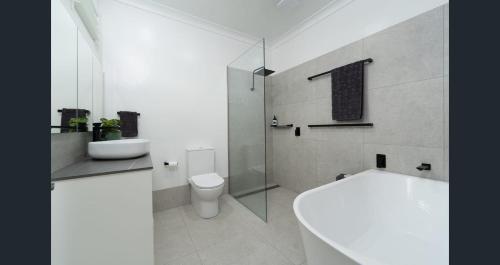 阿米代尔Boutique Cottage on Mann的带浴缸、马桶和水槽的浴室