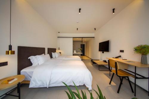 Postel nebo postele na pokoji v ubytování Zhangjiajie Clamshell Youth Hotel