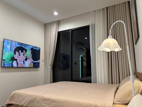 TV a/nebo společenská místnost v ubytování Zurich Homestay Vinhome Ocean Park