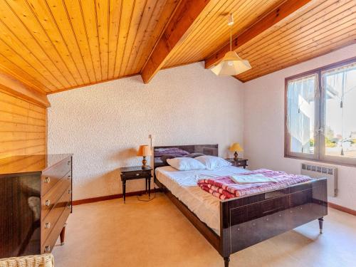 a bedroom with a bed and a wooden ceiling at Maison chaleureuse avec terrasse et jardin, proche plage et centre-ville - 6 pers, Biscarrosse - FR-1-521-34 in Biscarrosse-Plage
