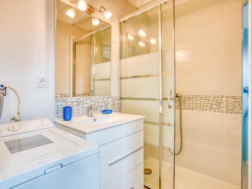 Koupelna v ubytování Maison T3 proche plage & centre-ville avec jardinet et parking - FR-1-521-200