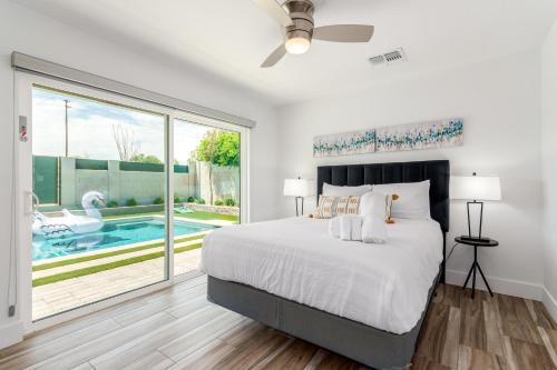 Ένα ή περισσότερα κρεβάτια σε δωμάτιο στο Desert Daze - Pool Heat Available - Fire pit & canal access